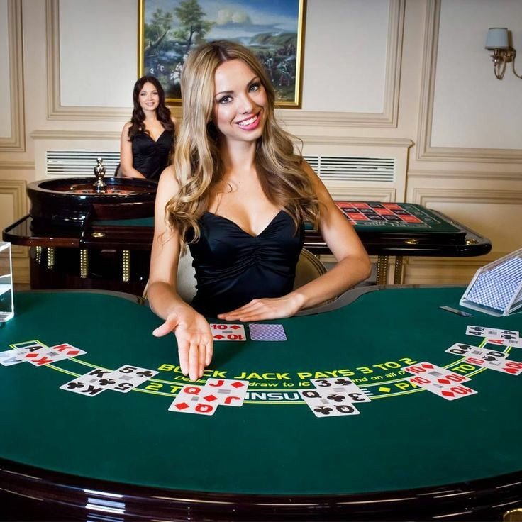 7777kyats မိုဘိုင်းအက်ပ် ဖုန်းစခရင်တွင် Casino ဂိမ်းများ ပြသနေသော မြင်ကွင်း